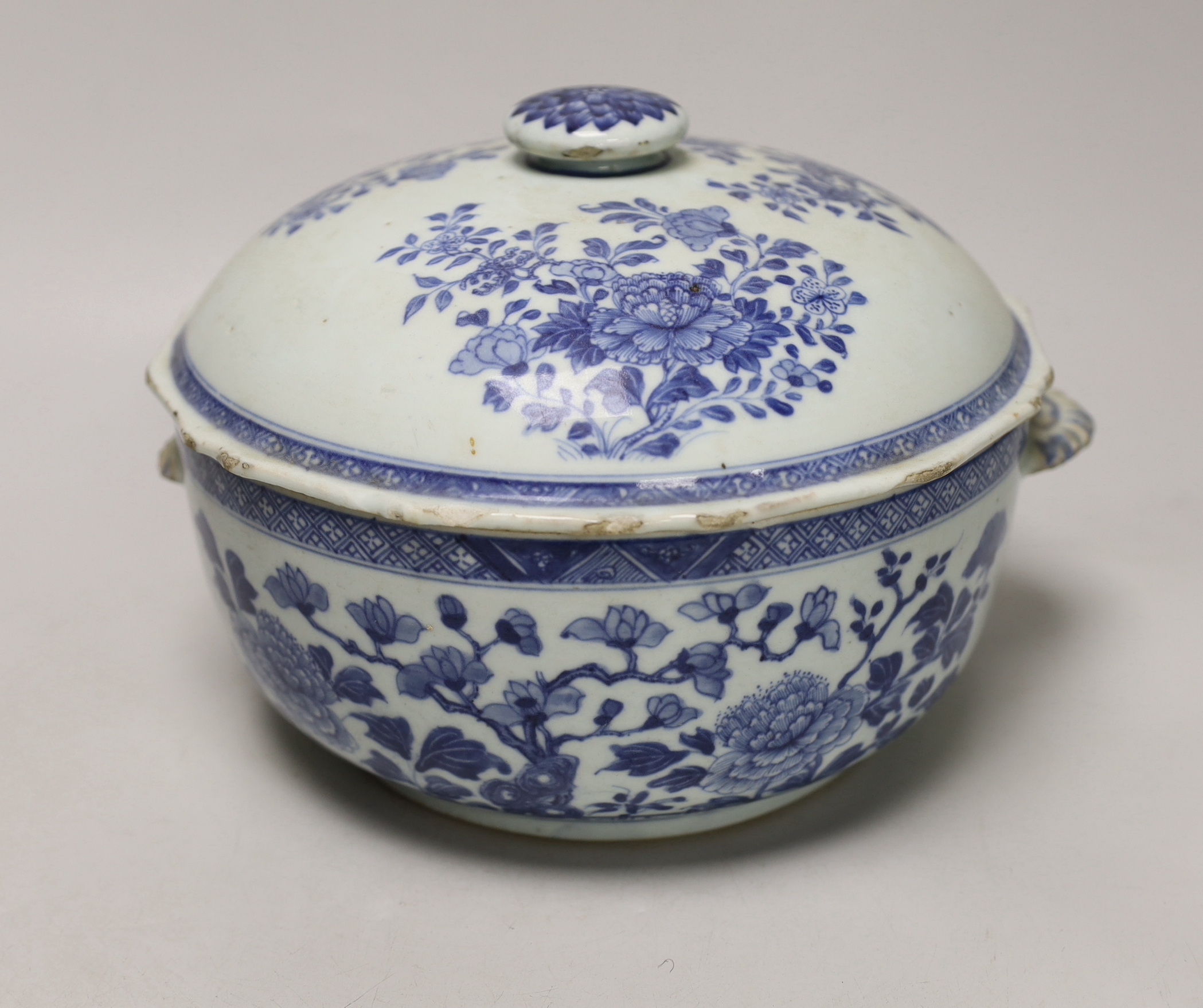 An 18th century Chinese blue and white bowl and cover, a/f, 19cm high